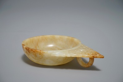 A Chinese russet jade bowl with triangular handle, 19/20th C.