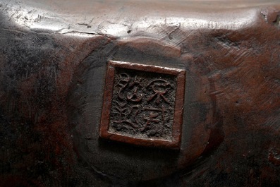 Een Chinese cloisonn&eacute; en bronzen wierookbrander in de vorm van een wijze op een kylin, zegelmerk, 19e eeuw