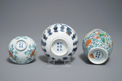 Twee Chinese doucai kommen en een vaas, Yongzheng en Guangxu merken, 19/20e eeuw