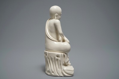Une figure d'un Luohan en porcelaine blanc de Chine de Dehua, 19&egrave;me