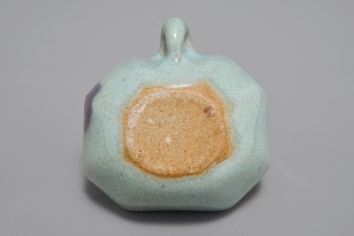 Une petite tasse octagonale en gr&egrave;s &eacute;maill&eacute; turquoise de type Junyao, prob. Yuan ou Ming