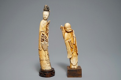 Twee Chinese ivoren figuren op houten sokkels, 18/19e eeuw