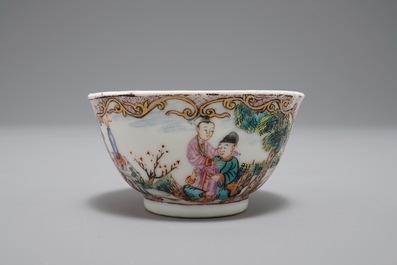 Een Chinese famille verte theepot met melkkan, 19e eeuw, en een famille rose kop en schotel, Qianlong