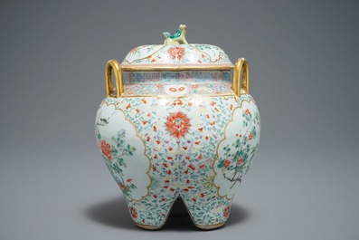 Un br&ucirc;le-parfum en porcelaine de Chine famille rose, marque de Jiangxi Porcelain Company, R&eacute;publique, 20&egrave;me
