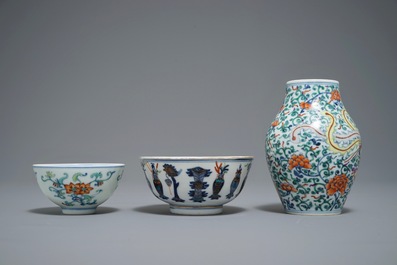 Deux bols et un vase en porcelaine de Chine doucai, marques de Yongzheng et Qianlong, 19/20&egrave;me