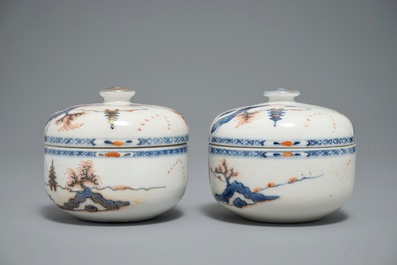 A pair of Chinese Imari style covered bowls, Kangxi