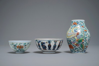 Deux bols et un vase en porcelaine de Chine doucai, marques de Yongzheng et Qianlong, 19/20&egrave;me