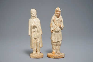 Twee Chinese aardewerken figuren, Tang