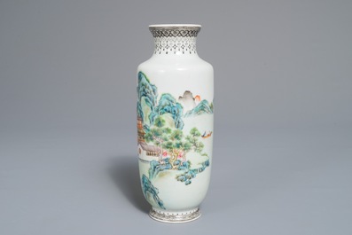 Un vase en porcelaine de Chine famille rose &agrave; d&eacute;cor d'un paysage, marque de Qianlong, R&eacute;publique, 20&egrave;me