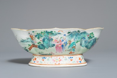 Un bol sur piedouche en porcelaine de Chine famille rose, marque et &eacute;poque de Jiaqing