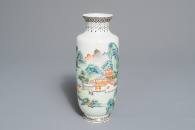 Un vase en porcelaine de Chine famille rose &agrave; d&eacute;cor d'un paysage, marque de Qianlong, R&eacute;publique, 20&egrave;me