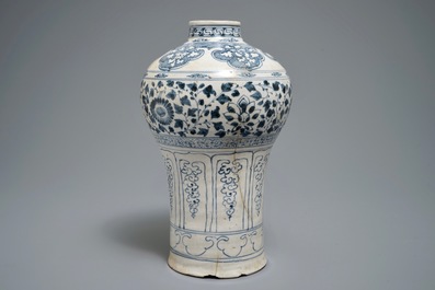 Een Vietnamese blauwwitte vaas met floraal decor, 15/16e eeuw