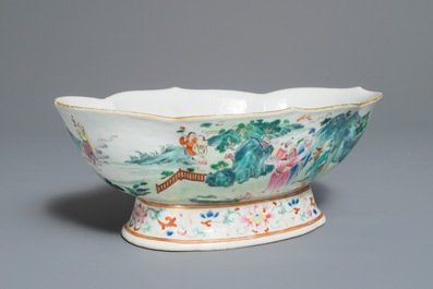 Un bol sur piedouche en porcelaine de Chine famille rose, marque et &eacute;poque de Jiaqing