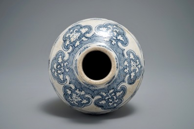 Un vase en porcelaine de Vietnam bleu et blanc &agrave; d&eacute;cor floral, 15/16&egrave;me