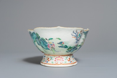 Un bol sur piedouche en porcelaine de Chine famille rose, marque et &eacute;poque de Jiaqing