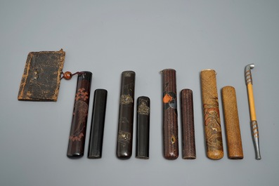 Quatres conteneurs de pipes &agrave; tabac de type kiseru, une pipe et une pochette &agrave; tabac, Meiji, 19&egrave;me