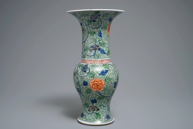 Un vase en porcelaine de Chine yenyen famille verte &agrave; d&eacute;cor floral, Kangxi