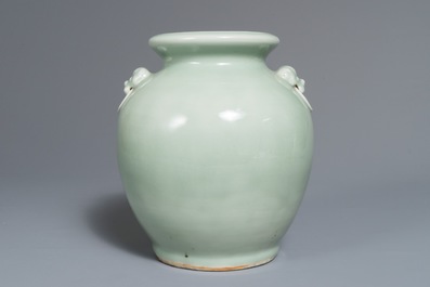 Een Chinese monochrome celadon vaas met leeuwenkoppen als oren, 19e eeuw
