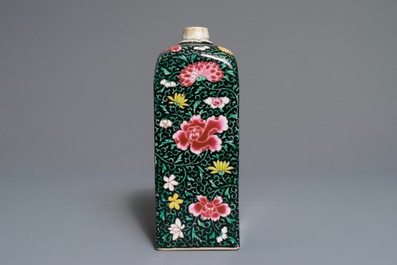 Une bouteille carr&eacute;e en porcelaine de Chine famille rose sur fond noir, Yongzheng/Qianlong