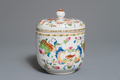 Un pot couvert en porcelaine de Chine famille rose &agrave; d&eacute;cor 'Pompadour', Qianlong, vers 1745