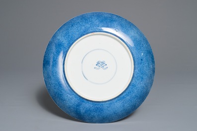 Un plat en porcelaine de Chine bleu poudr&eacute; et dor&eacute; aux fleurs de lotus, Kangxi