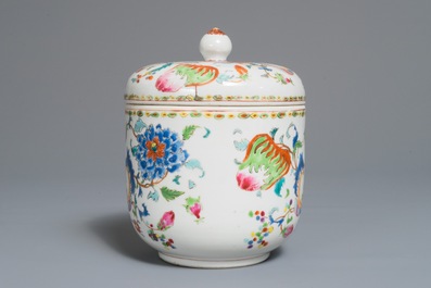 Un pot couvert en porcelaine de Chine famille rose &agrave; d&eacute;cor 'Pompadour', Qianlong, vers 1745