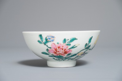 Un bol en porcelaine de Chine famille rose &agrave; d&eacute;cor floral, marque et &eacute;poque de Yongzheng