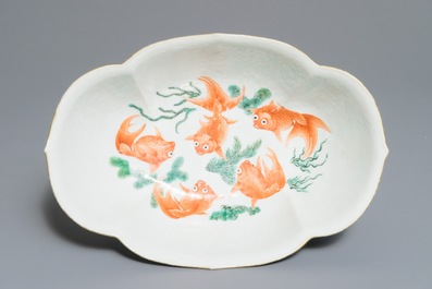 Un bol sur piedouche en porcelaine de Chine famille rose, marque et &eacute;poque de Jiaqing