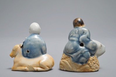 Twee Chinese figuratieve waterdruppelaars in biscuit met blauwwit glazuur, Qianlong
