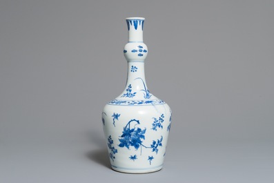 Een Chinese blauwwitte knobbelvaas met floraal decor, Transitie periode
