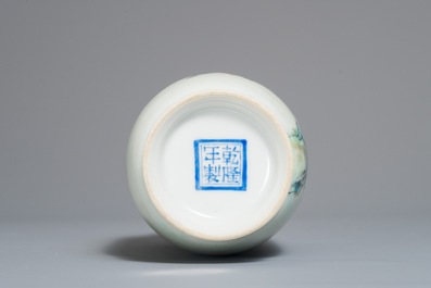 Un vase en porcelaine de Chine famille rose &agrave; d&eacute;cor d'un paysage, marque de Qianlong, R&eacute;publique, 20&egrave;me