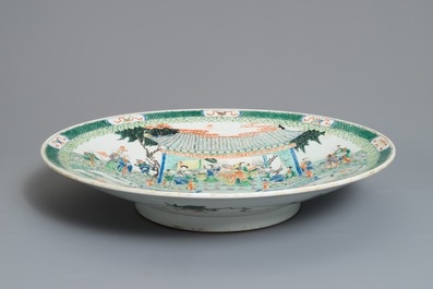 Un tr&egrave;s grand plat en porcelaine de Chine famille verte, 19/20&egrave;me