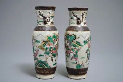 Une paire de vases en porcelaine de Chine famille rose dit &quot;de Nankin&quot;, 19&egrave;me