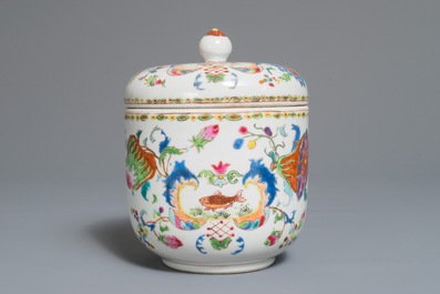 Un pot couvert en porcelaine de Chine famille rose &agrave; d&eacute;cor 'Pompadour', Qianlong, vers 1745