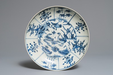 Vier Chinese blauwwitte Swatow borden, Ming