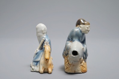 Twee Chinese figuratieve waterdruppelaars in biscuit met blauwwit glazuur, Qianlong