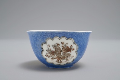 Une tasse et soucoupe en porcelaine de Chine grisaille sur fond bleu, Yongzheng