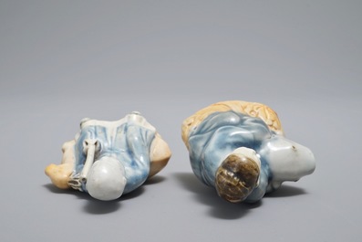 Twee Chinese figuratieve waterdruppelaars in biscuit met blauwwit glazuur, Qianlong