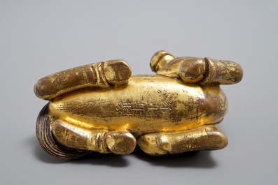 Un groupe en bronze dor&eacute; figurant un singe sur cheval, marqu&eacute; sur la base, Chine, 19/20&egrave;me