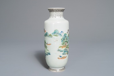 Un vase en porcelaine de Chine famille rose &agrave; d&eacute;cor d'un paysage, marque de Qianlong, R&eacute;publique, 20&egrave;me