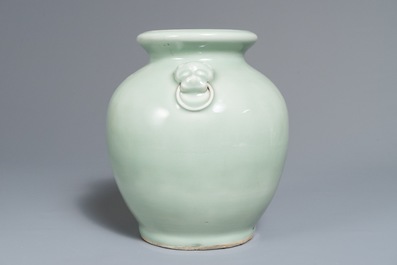 Een Chinese monochrome celadon vaas met leeuwenkoppen als oren, 19e eeuw