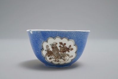Een Chinese kop en schotel met grisaille decor van hanen op blauwe fondkleur, Yongzheng