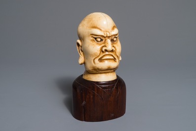 Een Chinees ivoren hoofd van een Luohan op houten buste, 1e helft 20e eeuw