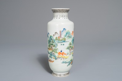 Un vase en porcelaine de Chine famille rose &agrave; d&eacute;cor d'un paysage, marque de Qianlong, R&eacute;publique, 20&egrave;me