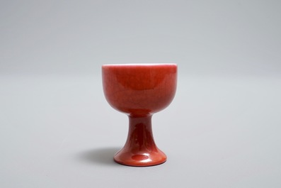 Un bol sur piedouche miniature en porcelaine de Chine rouge rubis monochrome, marque de Yongzheng, 19/20&egrave;me