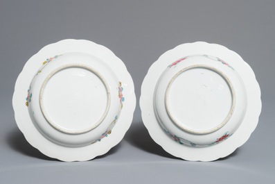 Deux assiettes en porcelaine de Chine famille rose aux Longues Dames, Yongzheng