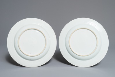 Une paire de plats en porcelaine de Chine rouge de fer et dor&eacute; &agrave; d&eacute;cor incis&eacute;, Qianlong