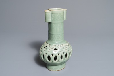 Een Chinese ajour bewerkte en dubbelwandige celadon vaas, 19/20e eeuw