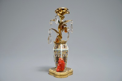 Une petite lampe compos&eacute;e de porcelaine de Chine, corail, cristal de rocher et ambre dans sa monture en bronze dor&eacute; fran&ccedil;ais, 19/20&egrave;me