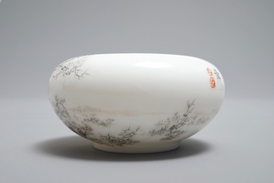 Un petit lave-pinceaux en porcelaine de Chine &agrave; d&eacute;cor d'un paysage hivernal, R&eacute;publique, 20&egrave;me